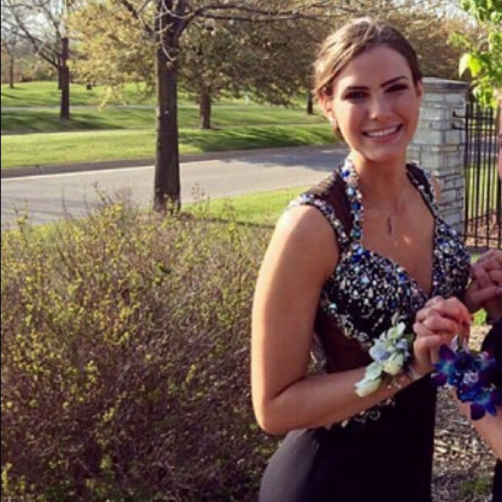 PROM DRESS - Picture 2 of 3